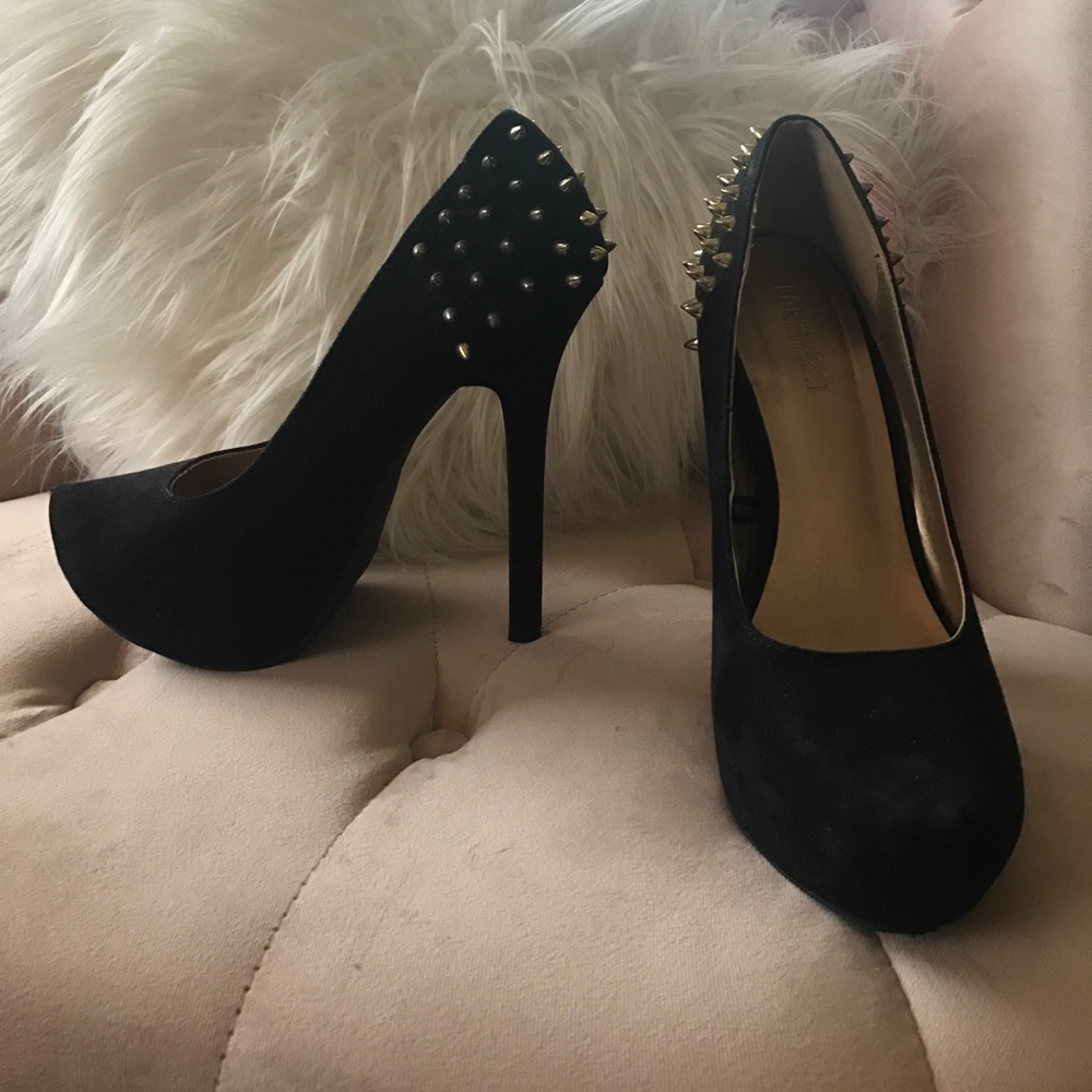 HUGE CLOSET SALE🎉Black platform pumps with spikes - Picture 1 of 8